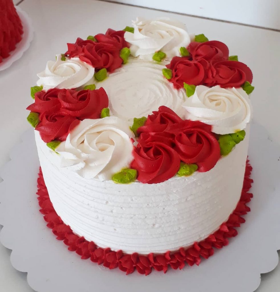 bolo vermelho e branco de chantilly