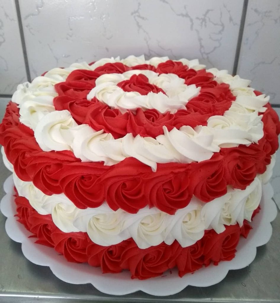 bolo vermelho e branco de chantilly