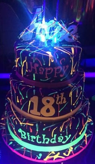 bolo 18 anos neon