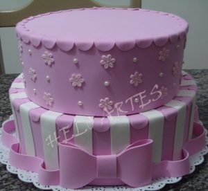 bolo rosa e branco