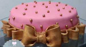 bolo rosa e dourado