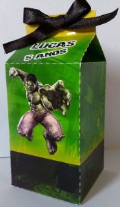 lembrancinha do hulk com caixa de leite