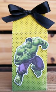 lembrancinha do hulk com caixa de leite