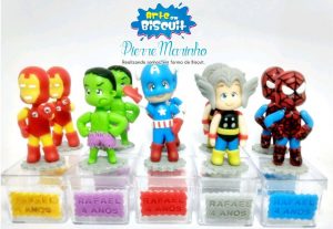 lembrancinha vingadores de biscuit