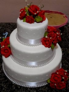 bolo de casamento simples Vermelho e branco