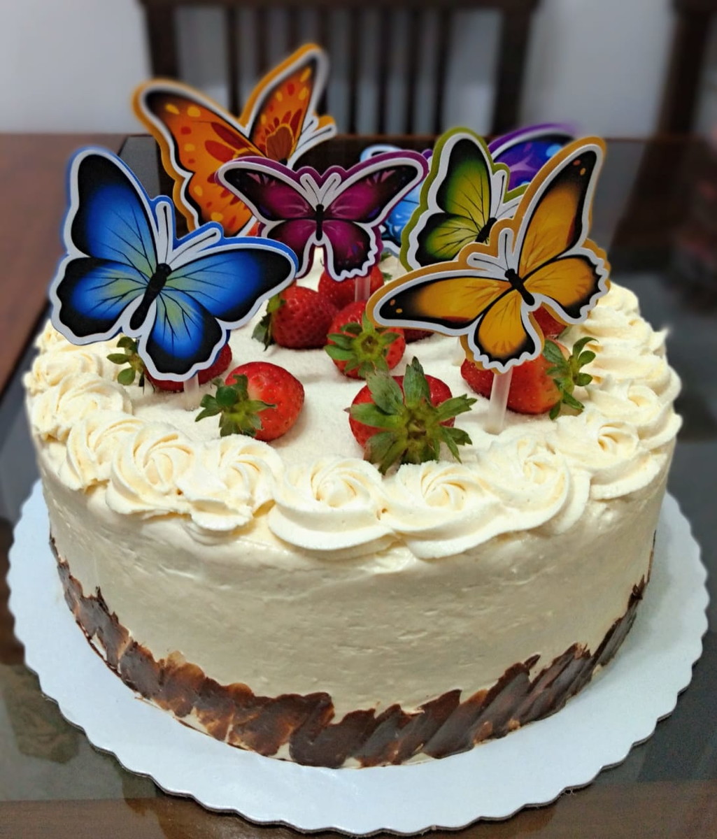 Bolo branco e roxo de duas camadas com flores e borboletas 8k com