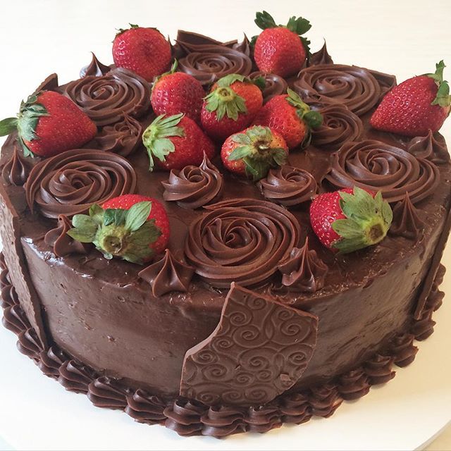 bolo decorado com morango E Chocolate
