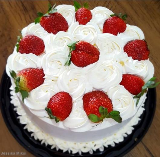 bolo decorado com morango E Chantilly