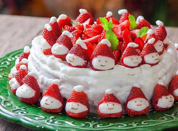 bolo decorado com morango E Chantilly