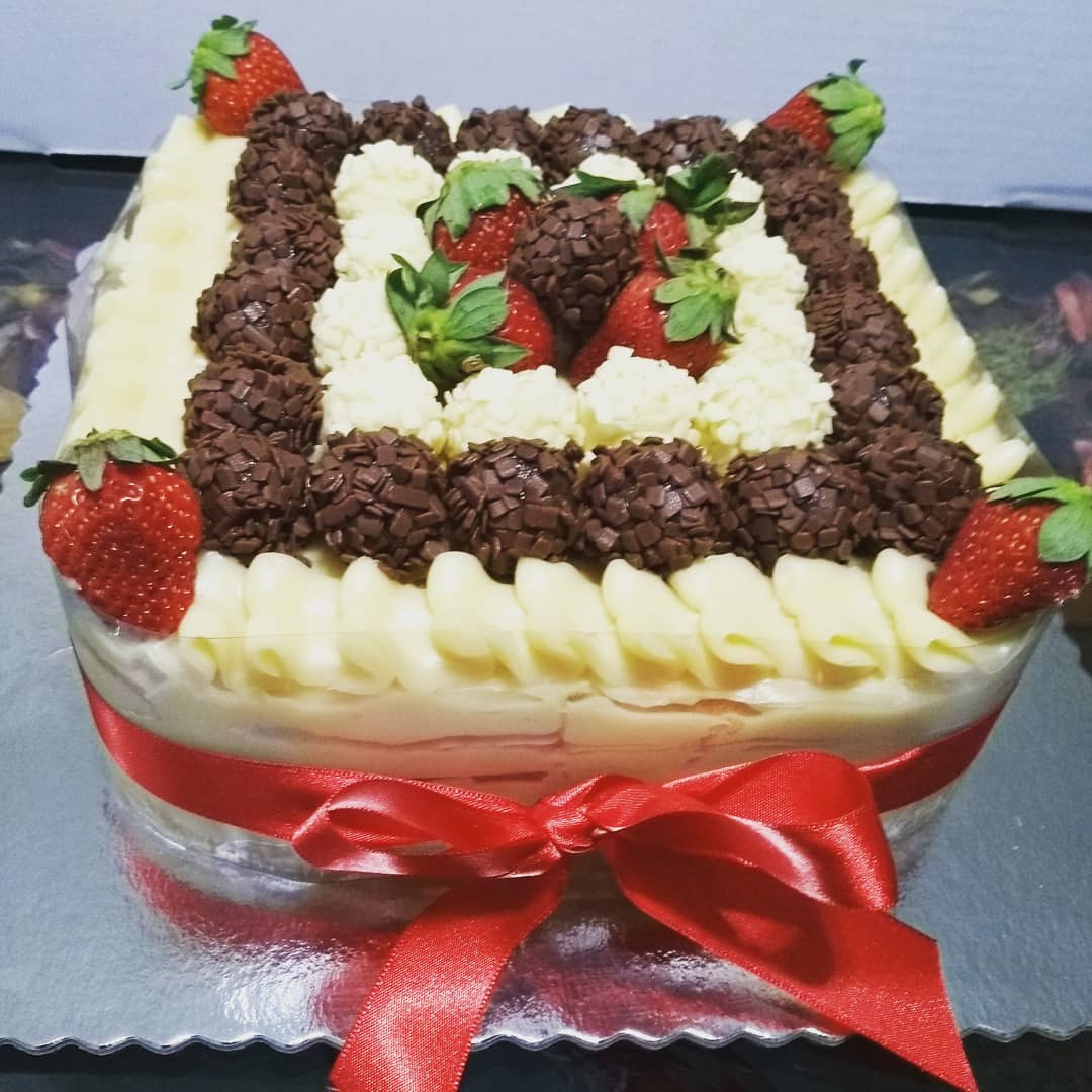 bolo decorado com morango Quadrado