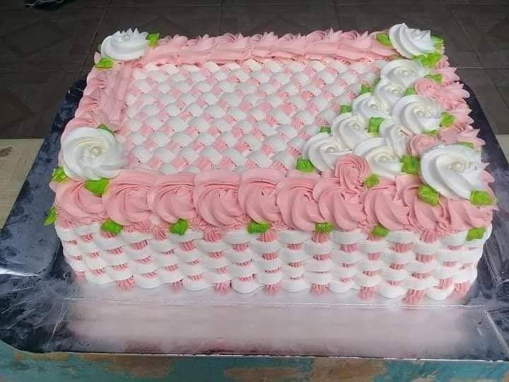 bolo decorado feminino Com Chantilly