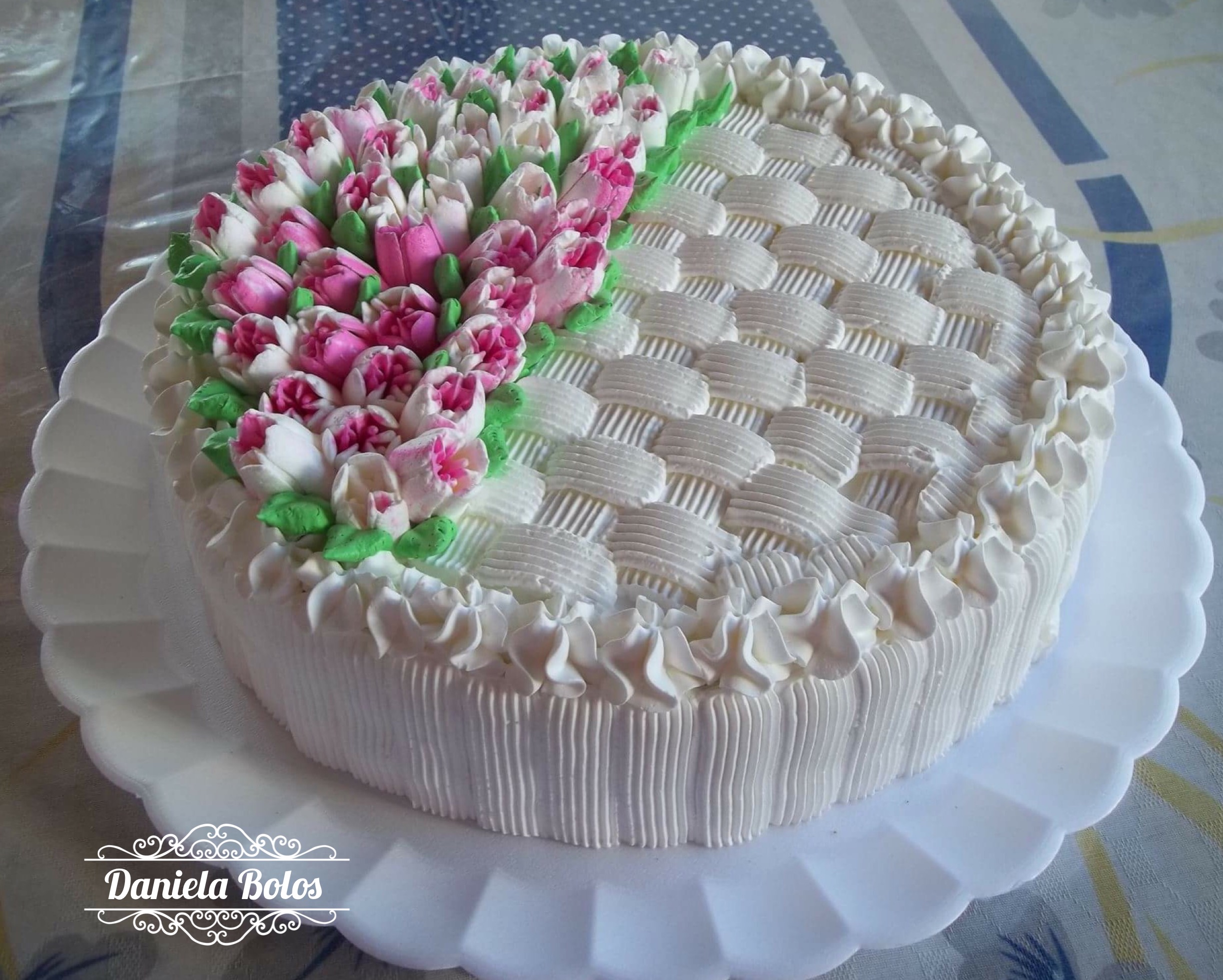 bolo decorado feminino Com Chantilly