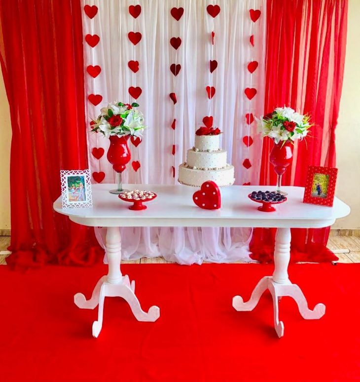 decoração de casamento simples Com TNT