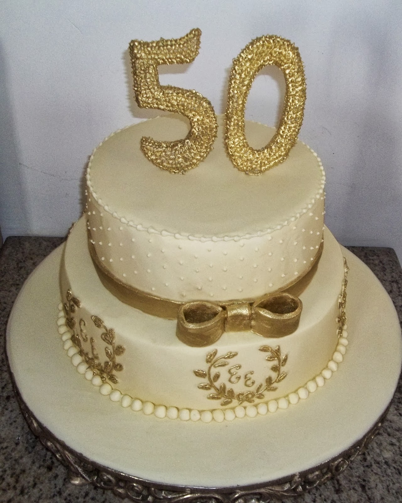 bolo 50 anos Dourado