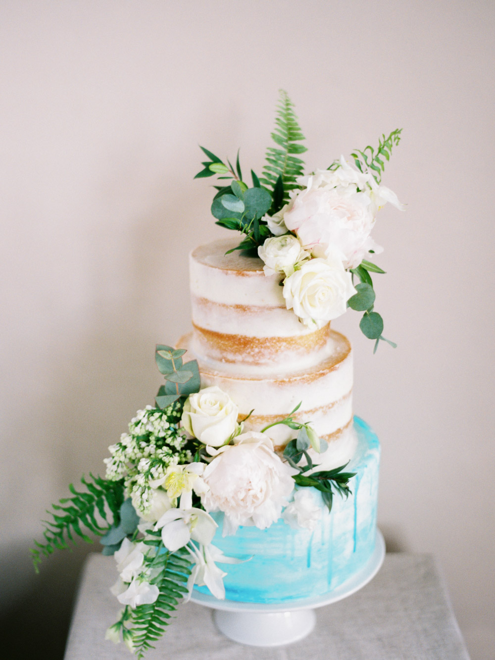 Bolo Azul e Branco De Casamento