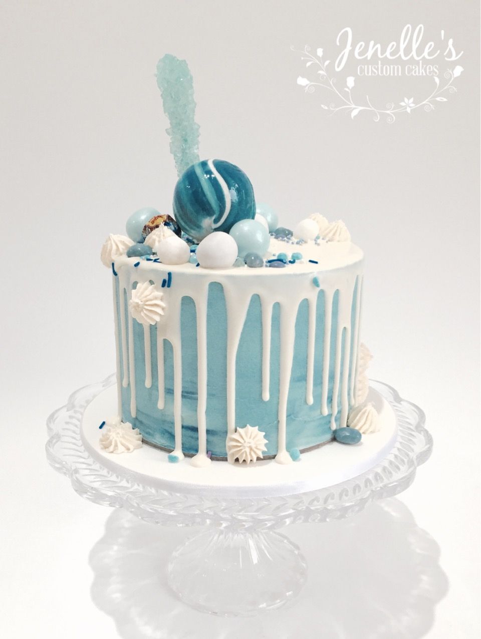 Masculino azul e branco  Cake decorating tips, Hand painted