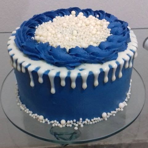 shades of blue for a men's cake . Tons de azul para um bolo masculino ! . .  #bolomasculino #tonsdeazul #chantininho #chantilly