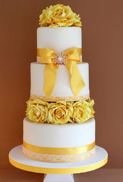 Bolo de Casamento Com Flores Amarelas