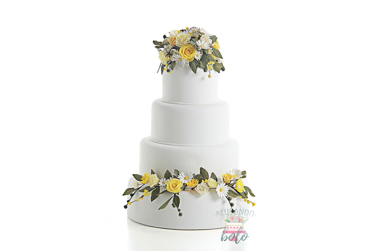 Bolo de Casamento Com Flores Amarelas