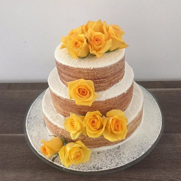 Bolo de Casamento Com Flores Amarelas