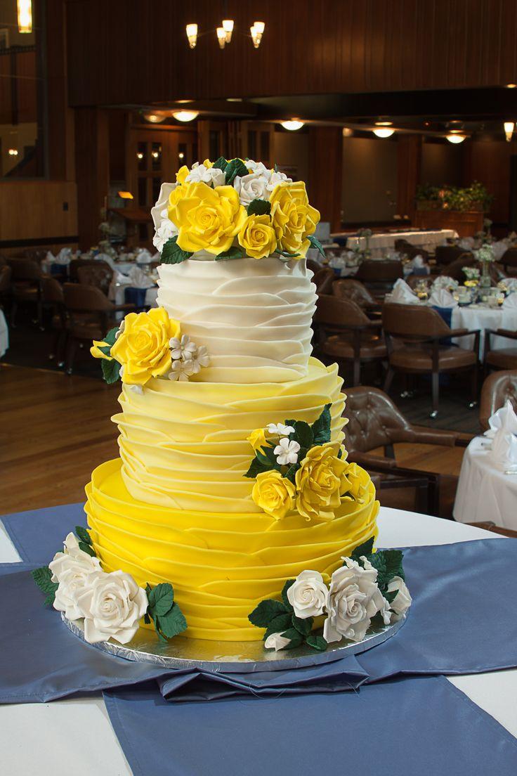 Bolo de Casamento Com Flores Amarelas