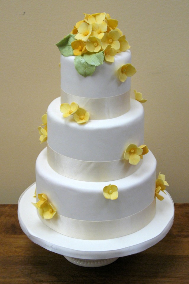 Bolo de Casamento Com Flores Amarelas