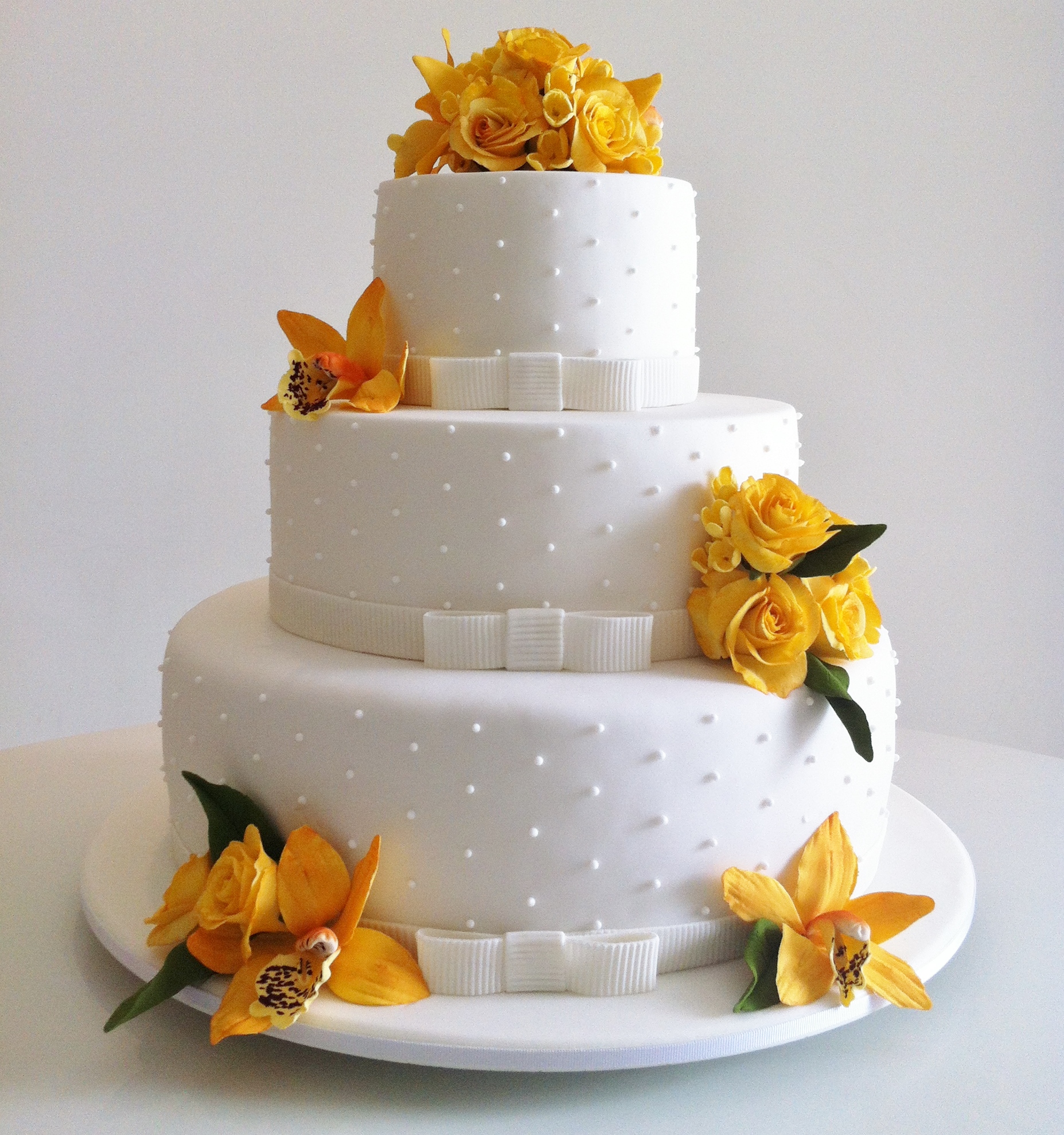 Bolo de Casamento Com Flores Amarelas