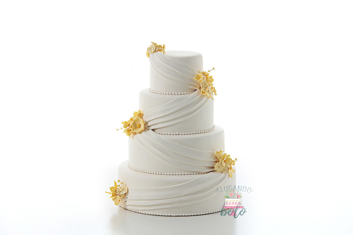 Bolo de Casamento Com Flores Amarelas