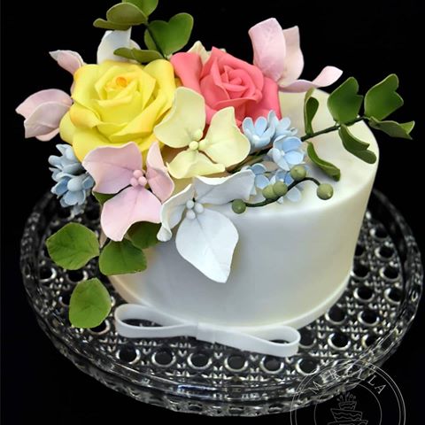 Bolo de Casamento Com Flores Artificiais