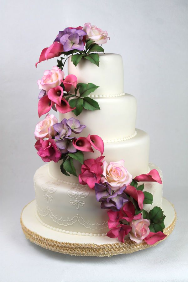 Bolo de Casamento Com Flores Artificiais