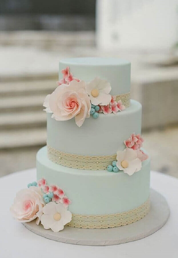 Bolo de Casamento Com Flores Artificiais