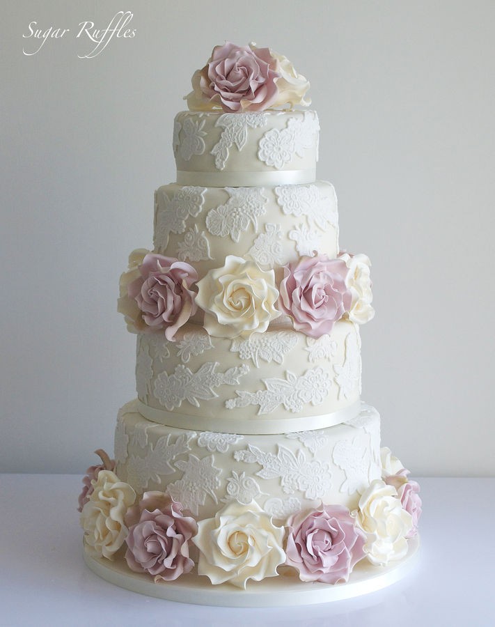 Bolo de Casamento Com Flores Artificiais