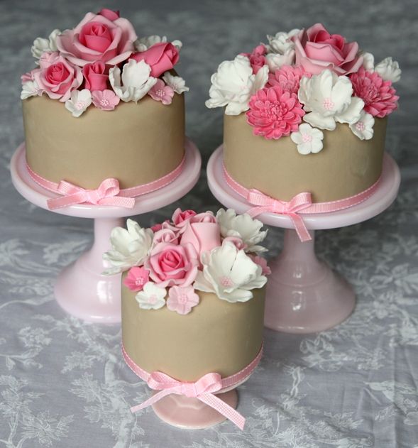 Bolo de Casamento Com Flores Artificiais