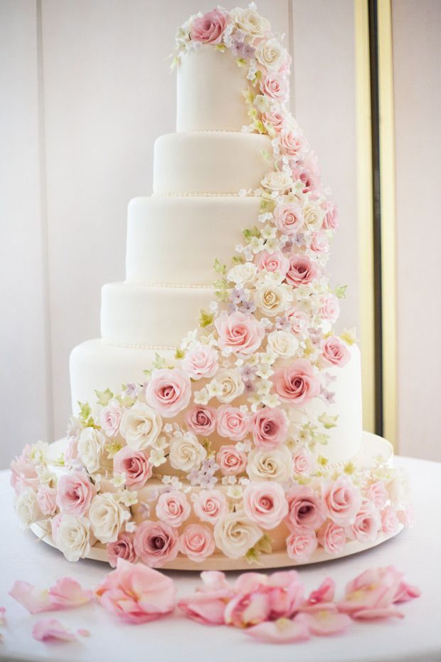 Bolo de Casamento Com Flores Artificiais