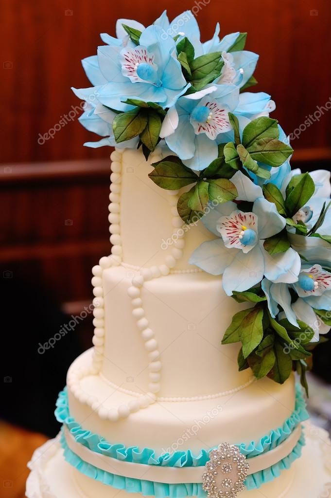 Bolo de Casamento Com Flores Azuis