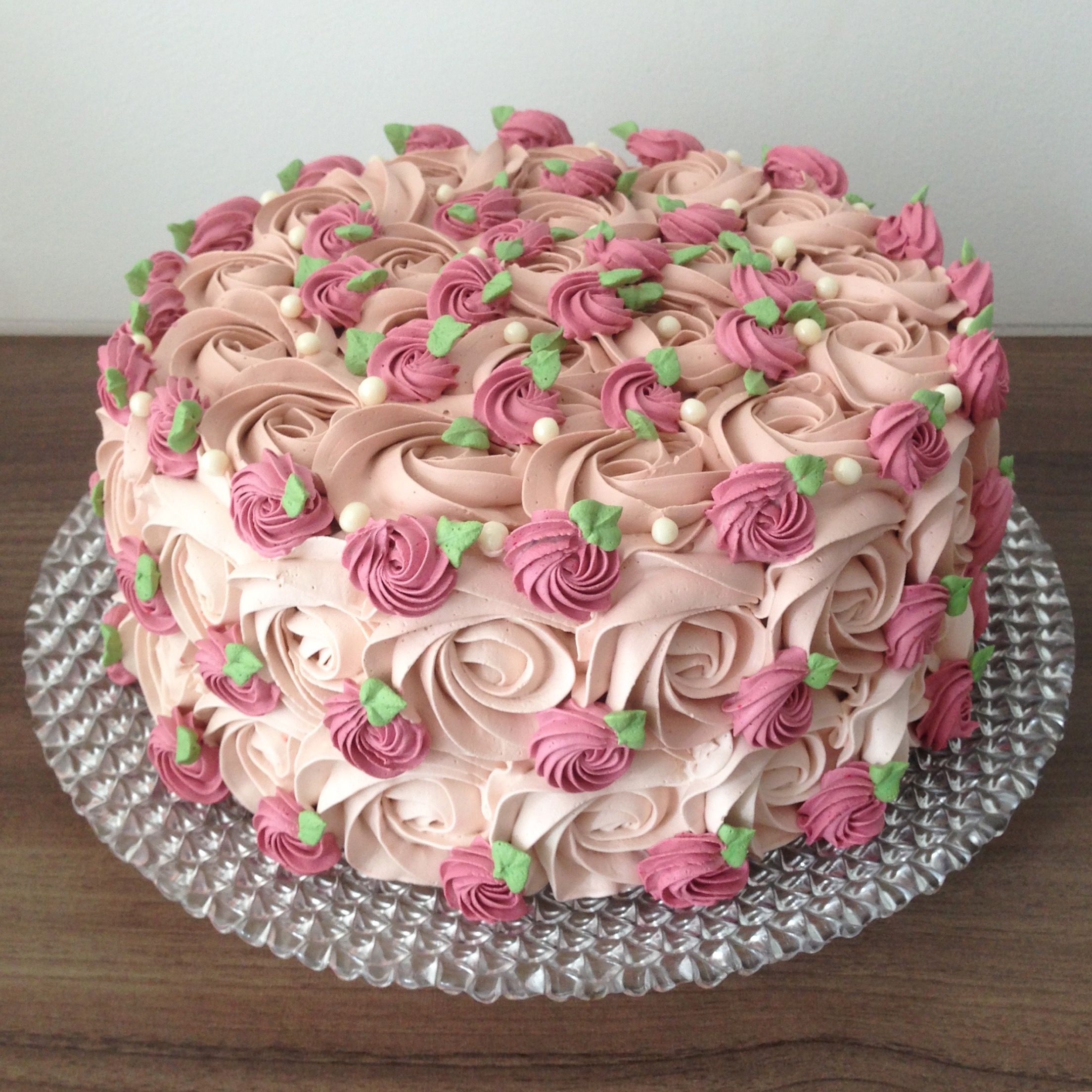 Bolo de Casamento Com Flores De Chantilly