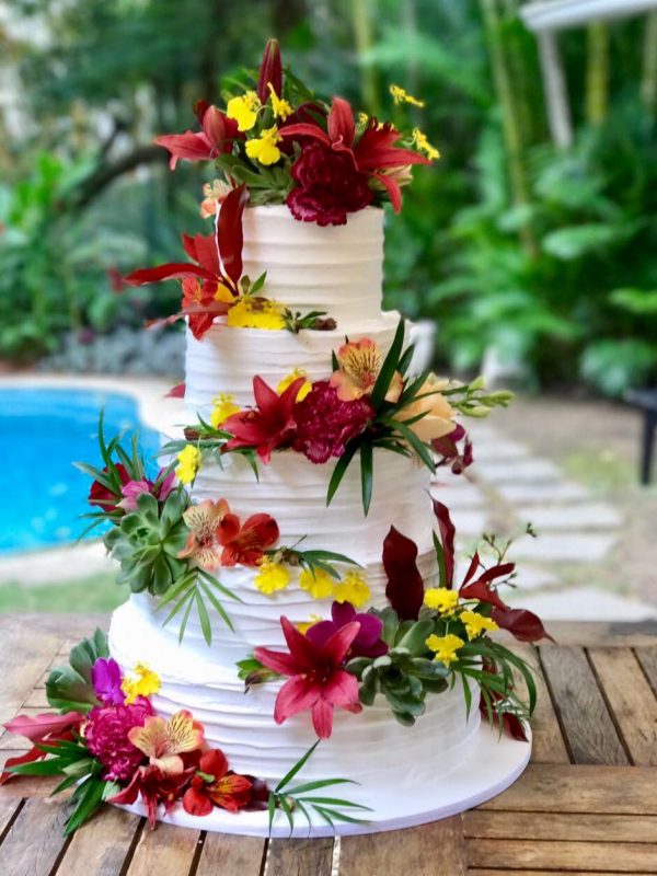 Bolo de Casamento Com Flores Naturais