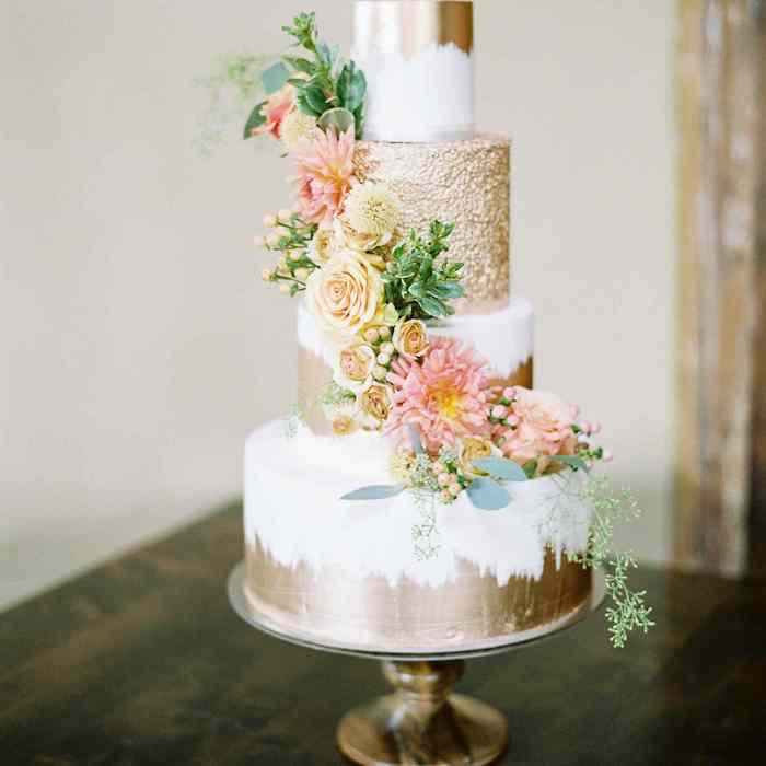 Bolo de Casamento Com Flores Naturais