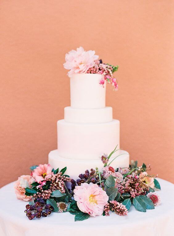 Bolo de Casamento Com Flores Naturais