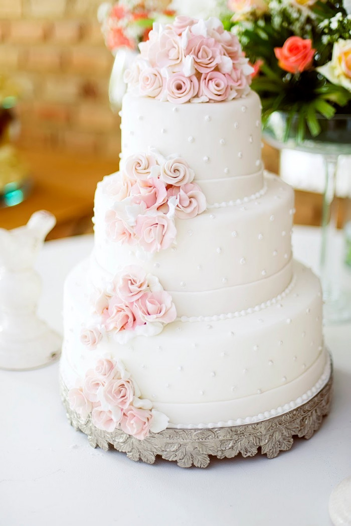 Bolo de Casamento Com Flores Rosas