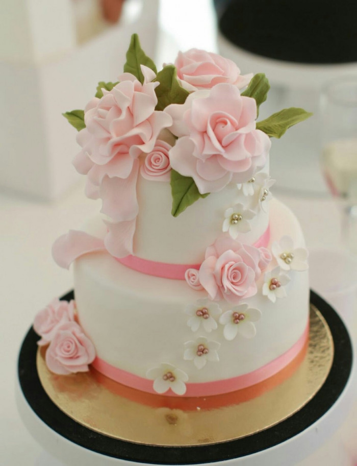 Bolo de Casamento Com Flores Rosas