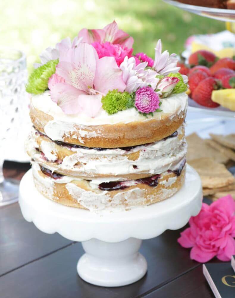 Bolo de Casamento Com Flores Rosas