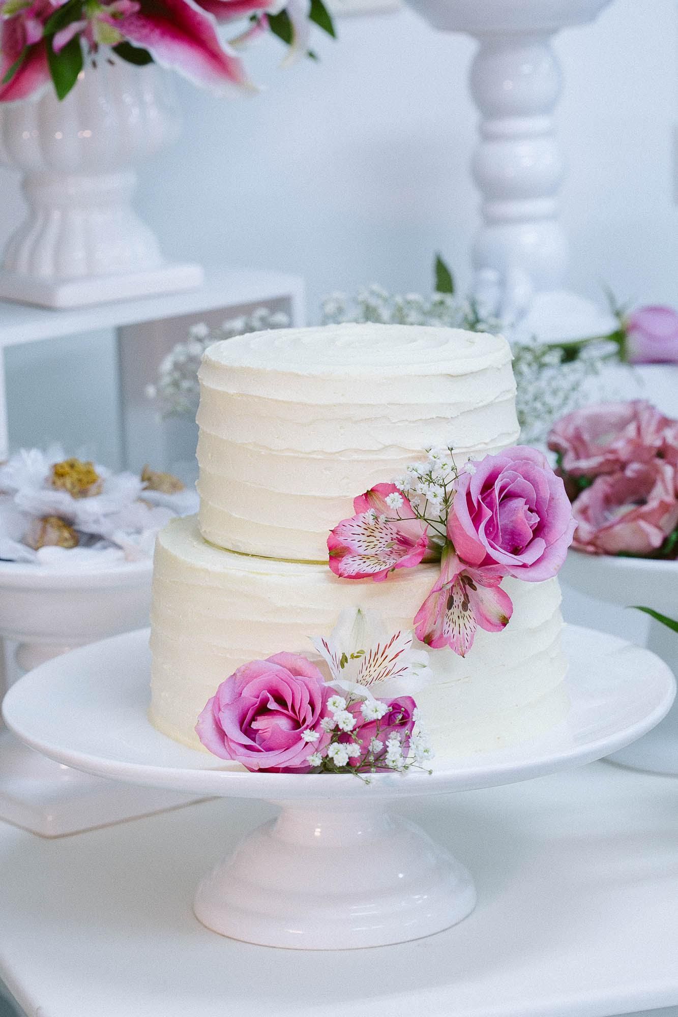 Bolo de Casamento Com Flores Rosas