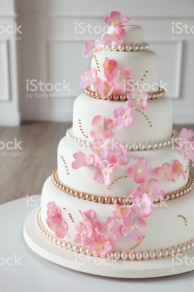 Bolo de Casamento Com Flores Rosas