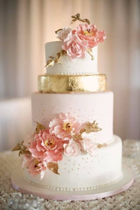 Bolo de Casamento Com Flores Rosas