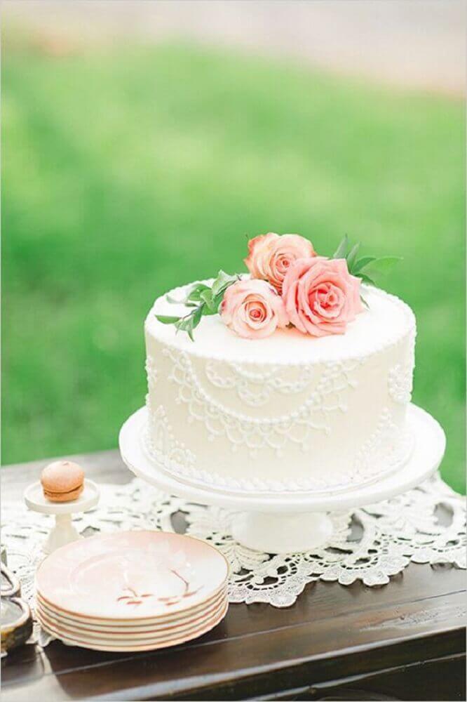 Bolo de Casamento Com Flores Simples