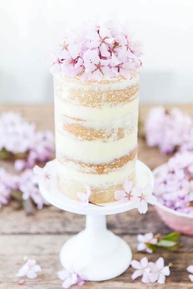 Bolo de Casamento Com Flores Simples