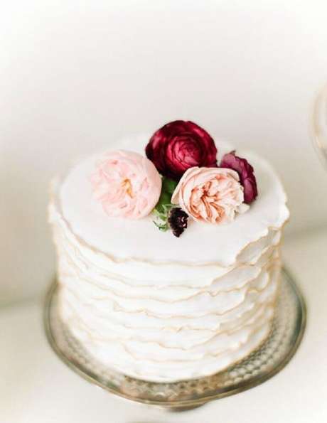 Bolo de Casamento Com Flores Simples