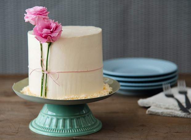 Bolo de Casamento Com Flores Simples