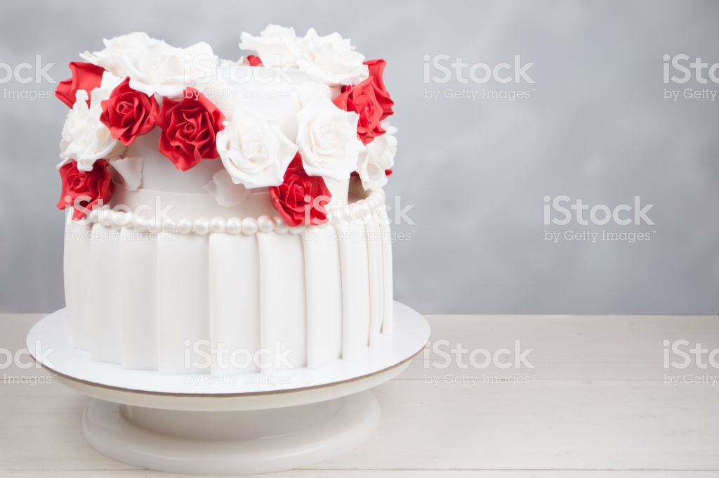 Bolo de Casamento Com Flores Vermelhas